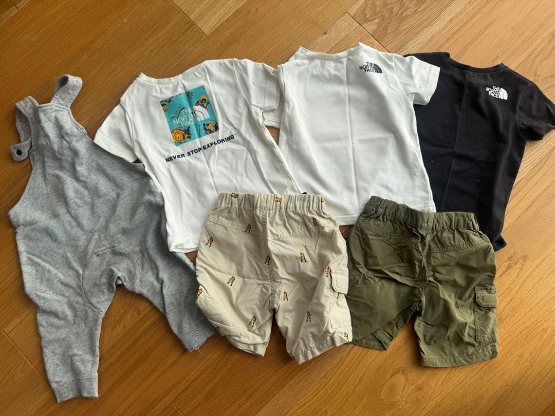 服と靴のセット売りです。