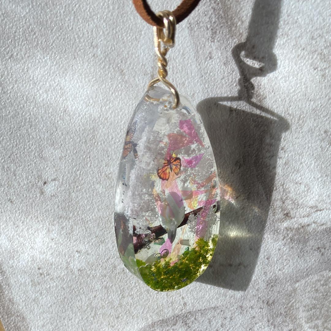 白蝶貝ペアシェイプ カービング リースのペンダントトップ 14kgf 白蝶