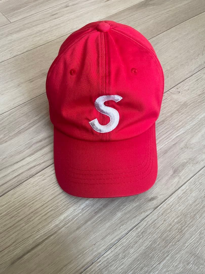 Supreme Sロゴ キャップ 赤