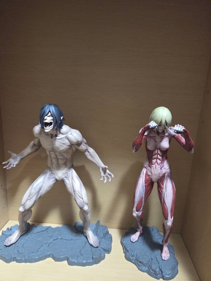 進撃の巨人　一番くじ　エレン(巨人)&女型の巨人フィギュア
