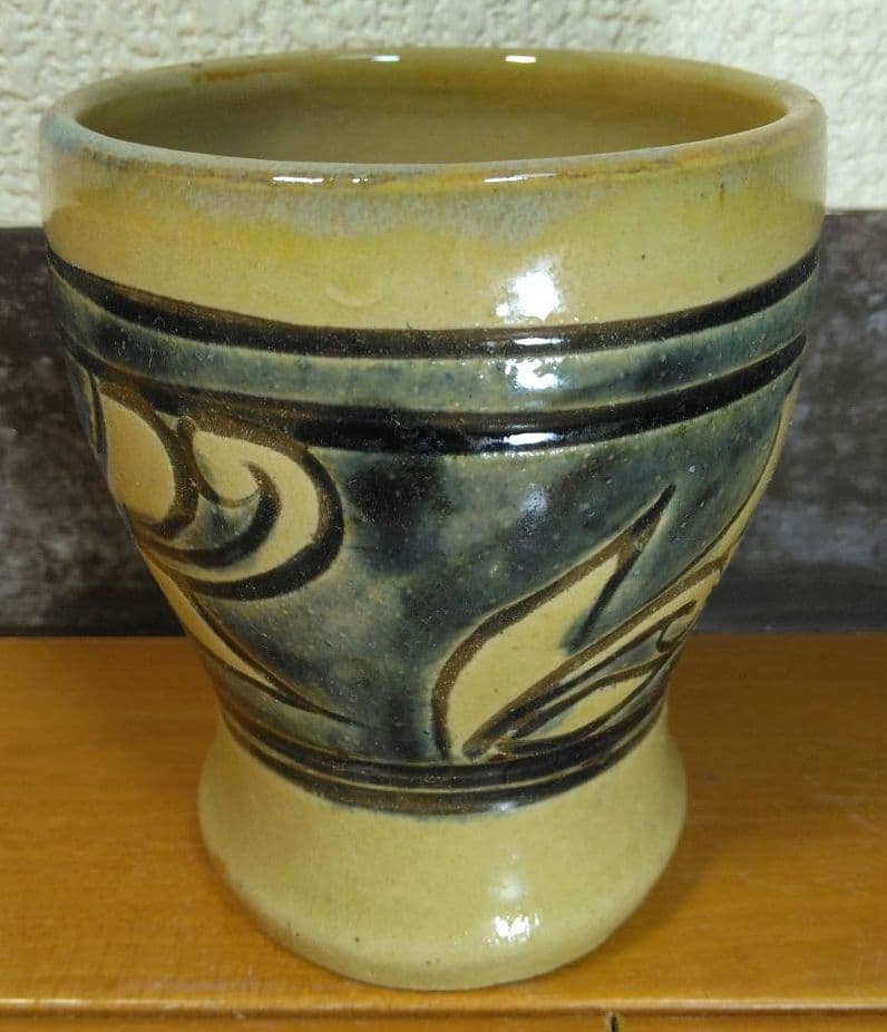 人間国宝 金城次郎 壷屋焼ゴブレット(草花文) 栞 共箱 美品 やちむん 壺屋焼