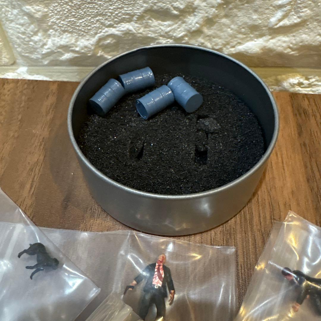 【未開封】フィギュア　1/64 4人+犬 ドラム缶4個