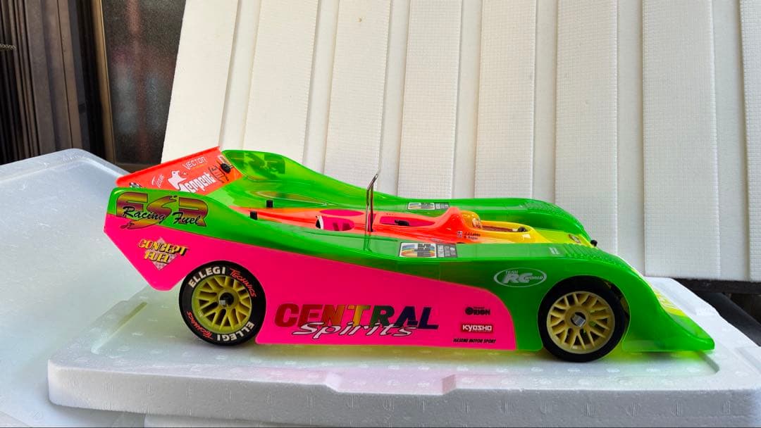 セントラルSerpent Vector 1/8レーシングカー