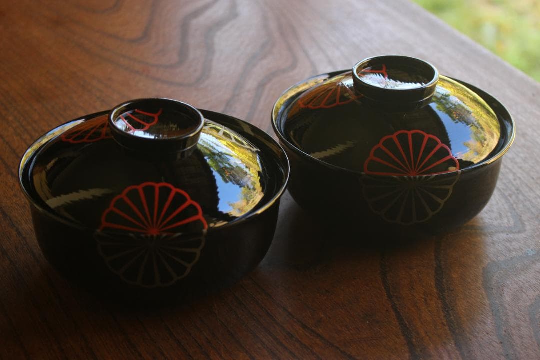 デッドストック！極上刷毛目黒漆に風情ある菊蒔絵の映える煮物椀2点（検京塗雑煮椀