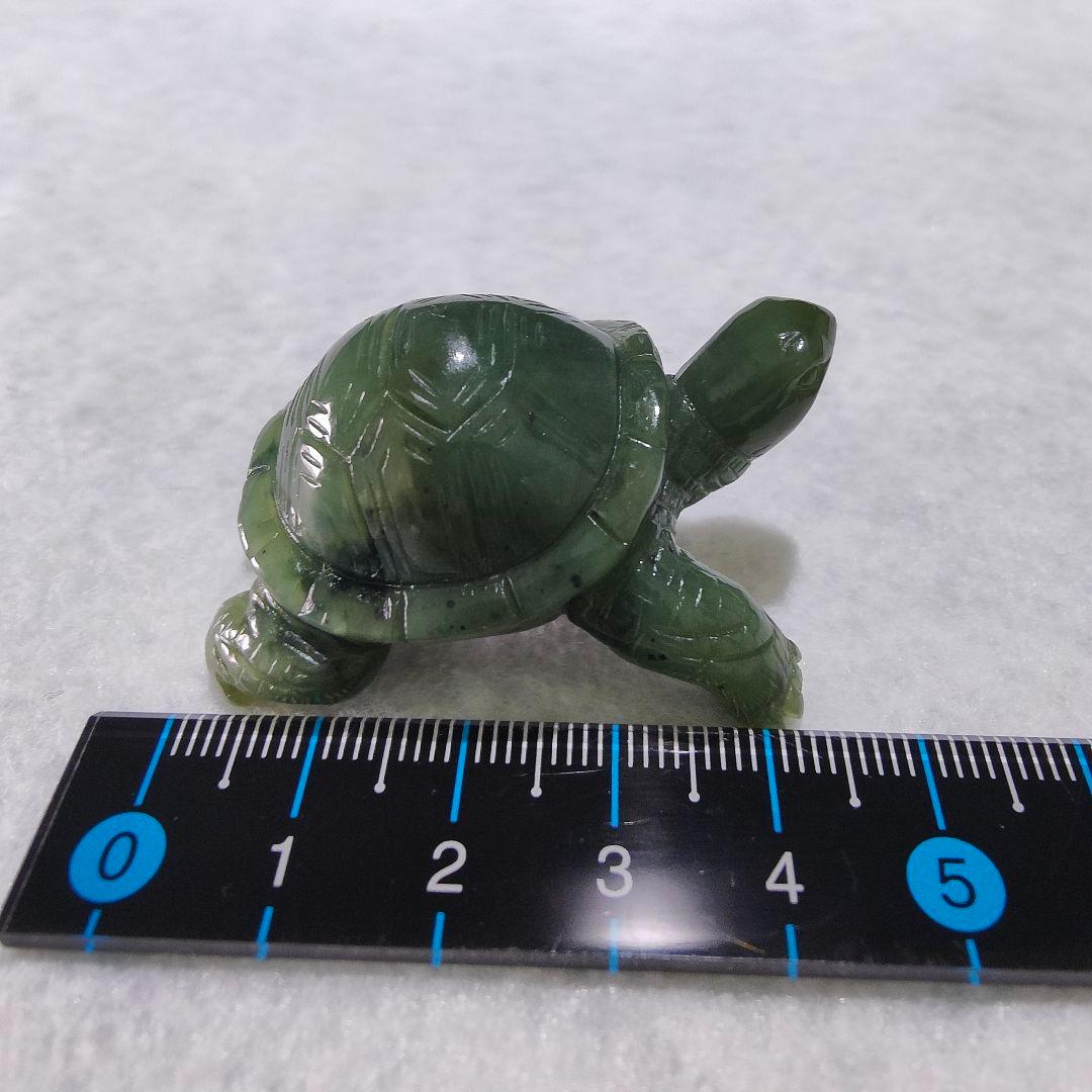8 子亀 軟玉翡翠（ネフライト）で作った亀 天然石 彫刻 翡翠 ヒスイ 亀