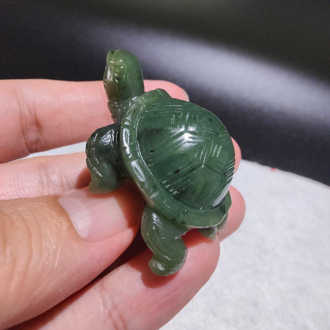 8 子亀 軟玉翡翠（ネフライト）で作った亀 天然石 彫刻 翡翠 ヒスイ 亀