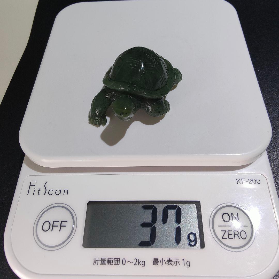 8 子亀 軟玉翡翠（ネフライト）で作った亀 天然石 彫刻 翡翠 ヒスイ 亀