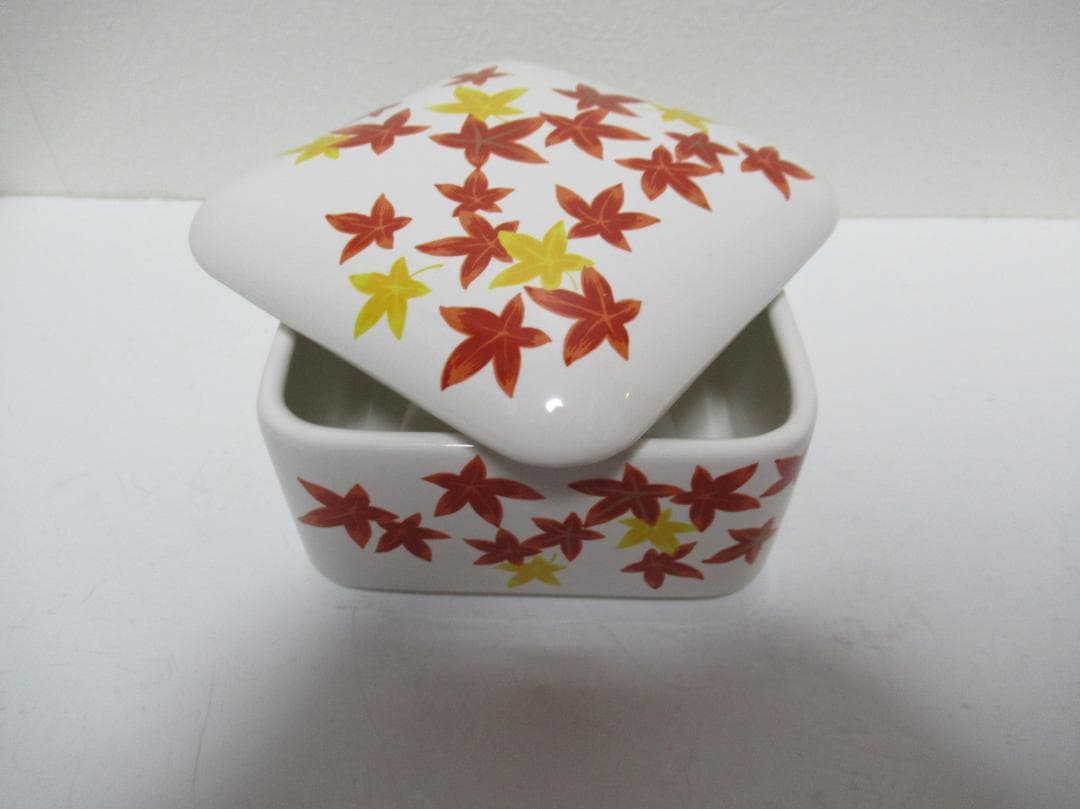 紅葉模様の陶器製容器（蓋付き）