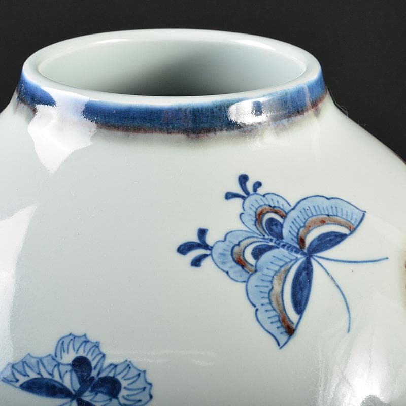 中国　景徳鎮　工芸美術師　許錫媽作　青花釉裏紅花蝶文瓶　證書付　G　R6191B