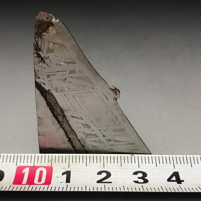 隕石 鉄隕石 アルタイ隕石 原皮付き ナチュラル 原石 重さ約93g 台付き