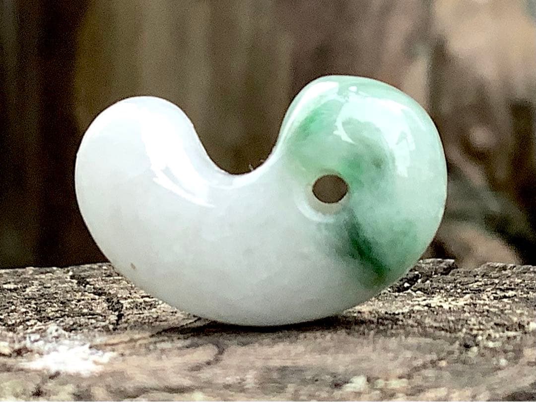 ✳緑混じりの氷肌*アイスジェイド 糸魚川翡翠勾玉 御守りに‼️