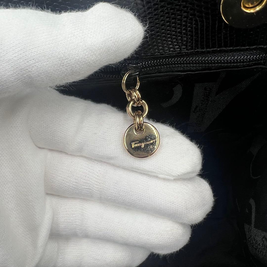 フェラガモ ヴァラ金具 型押し ハンドバッグ 黒 レザー ゴールド