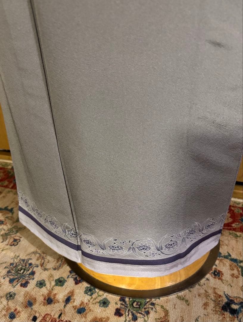 ほんのり茶味のグレー 正絹 お洒落色無地 更紗の裾柄 共八掛 一