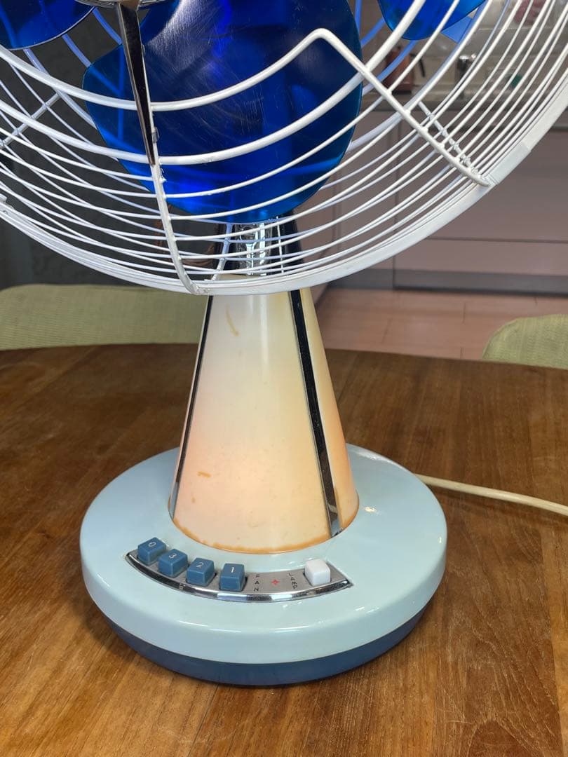 DarkBlue の涼しげな羽根/ランプも光る！ 暑夏をecoに乗切る東芝扇風機