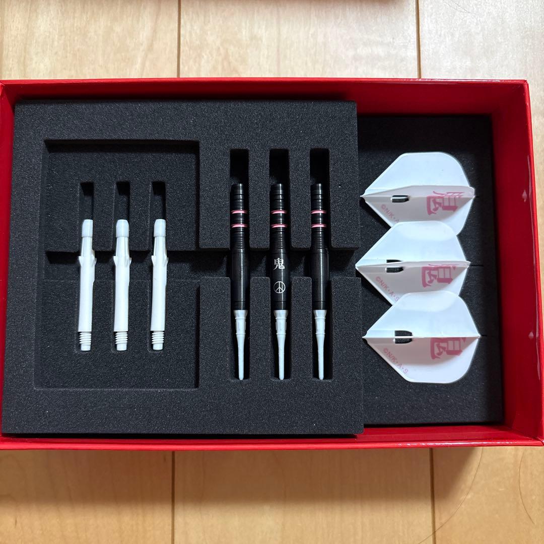 物語シリーズ ダーツセット 忍野 忍 ver.〈アクリルダーツスタンド付き〉