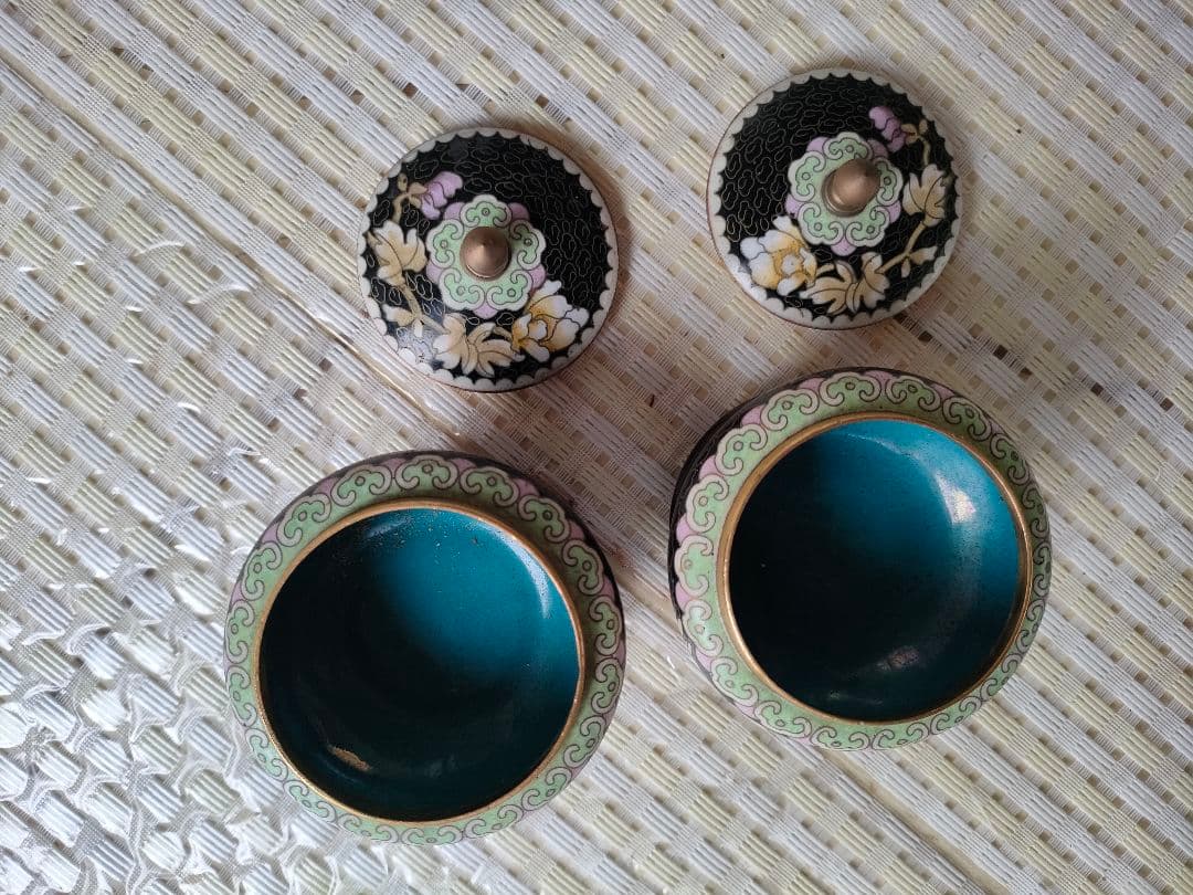 ○【景泰藍 七宝焼】蓋付き 小物入れ ペアセット 木製台座付き 花文