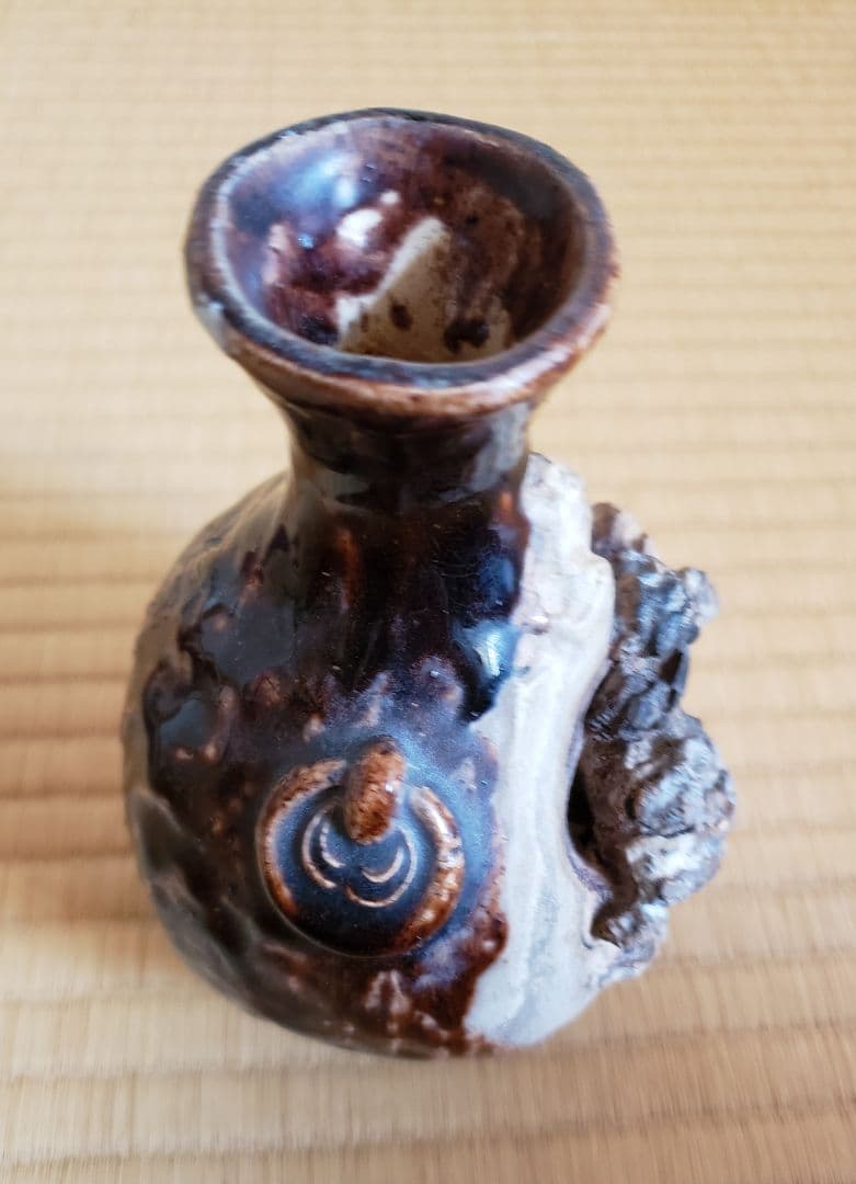 no199　厳島神社 宮島焼の 山居囲碁超細密彫刻 徳利