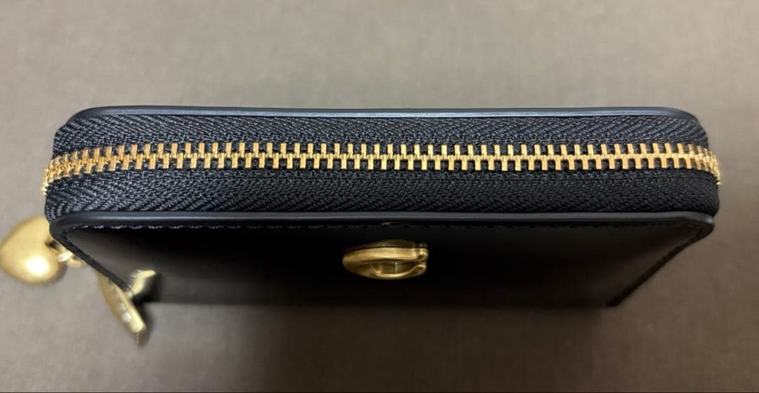 コーチ　エッセンシャル スモール ジップ アラウンド ウォレット・チャーム