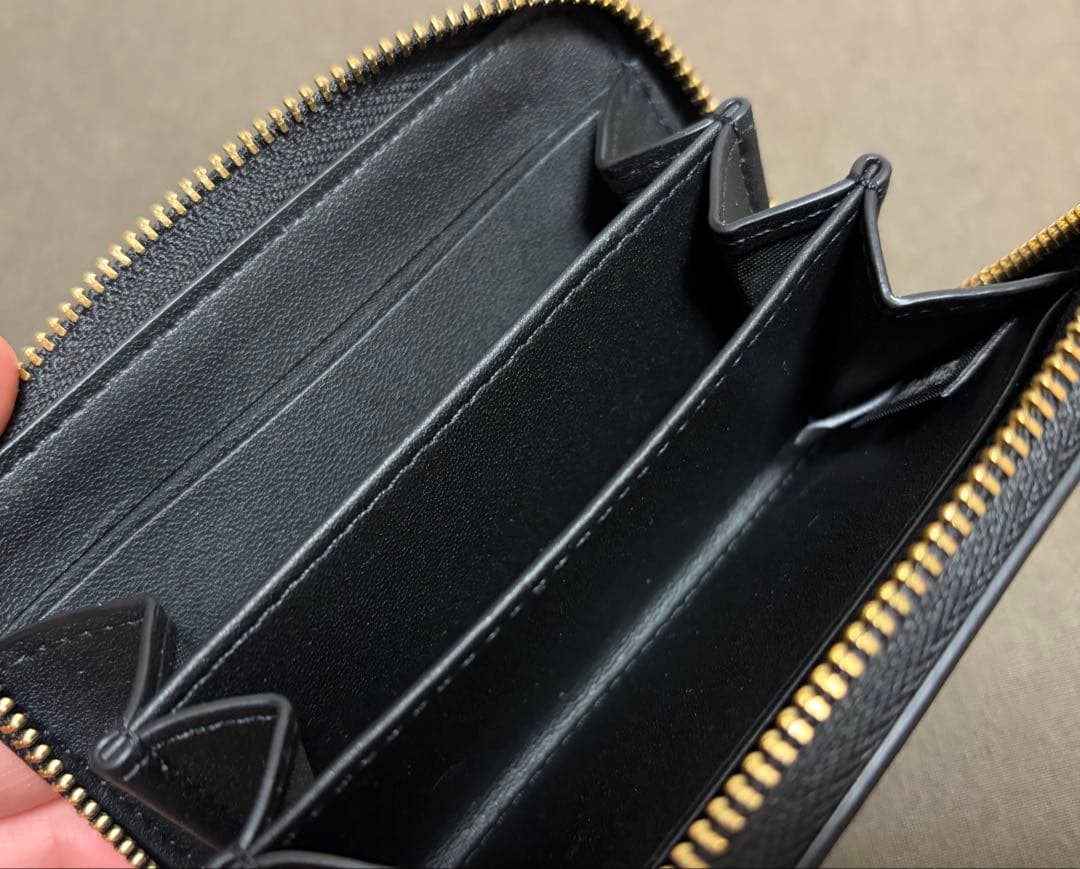 コーチ　エッセンシャル スモール ジップ アラウンド ウォレット・チャーム