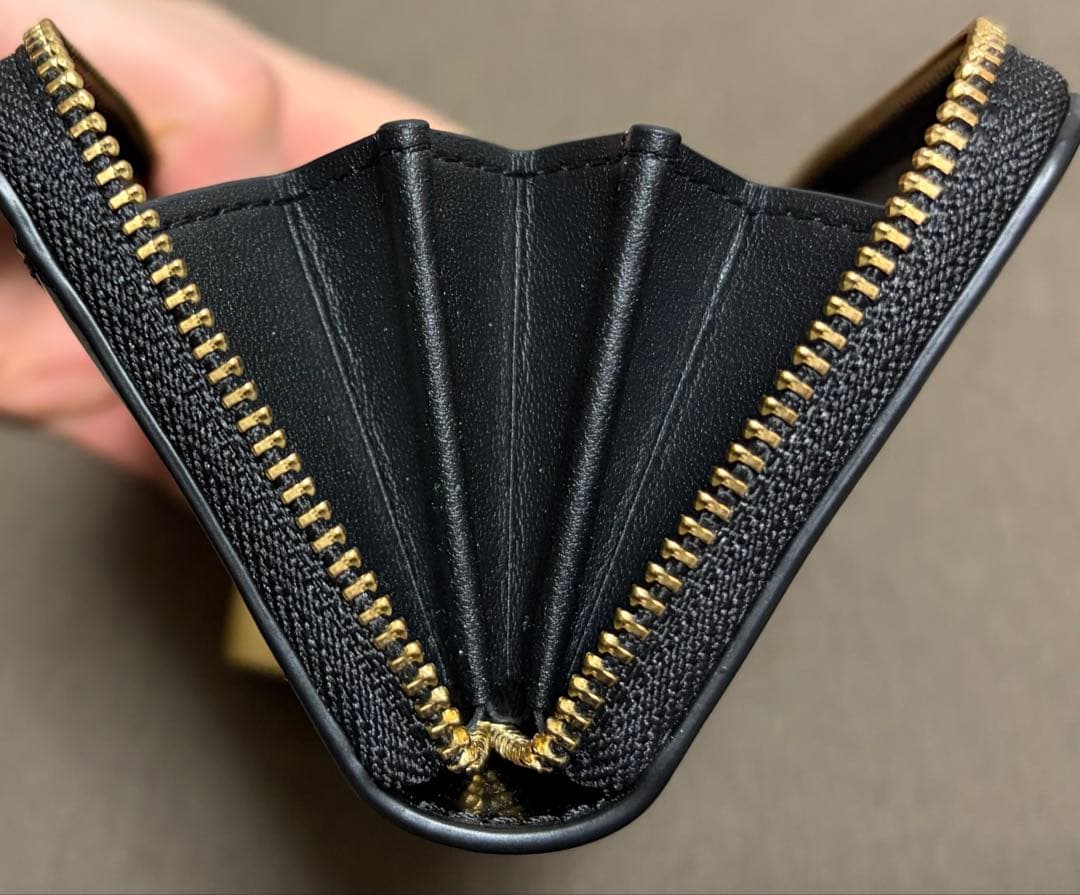 コーチ　エッセンシャル スモール ジップ アラウンド ウォレット・チャーム