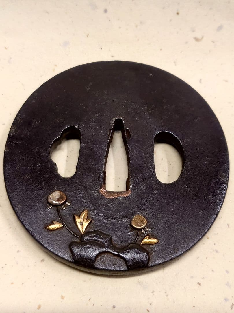 花と葉の金色装飾 鍔(つば)