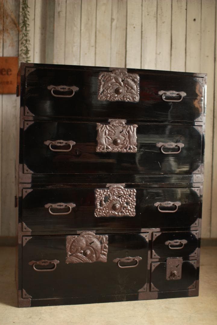 綺麗な打ち出し金具庄内箪笥 4杯 タンス 収納 古家具 古民家 時代家具