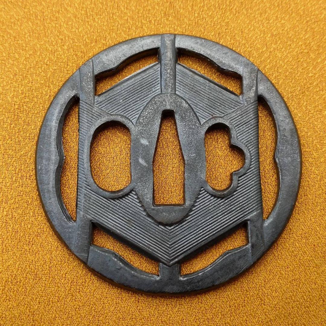 日本刀の鍔 直径約70㎜ 鍔 刀の鍔 鉄地 つば ツバ 鐔 　【9992】