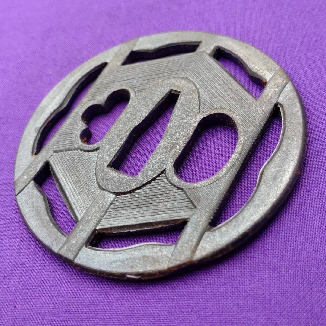 日本刀の鍔 直径約70㎜ 鍔 刀の鍔 鉄地 つば ツバ 鐔 　【9992】