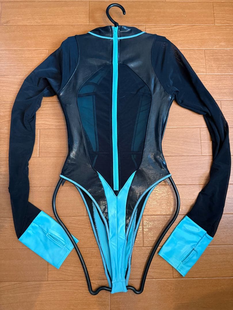 PHARFAITE SGSxSHEER ロングスリーブスピンラインボディスーツ。