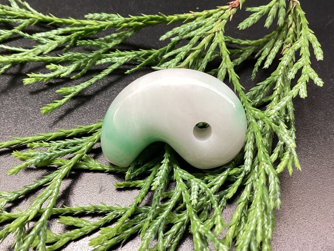 ✳ premiumシリーズ 本物の糸魚川翡翠 開運*摩訶不思議な勾玉 鑑別書付