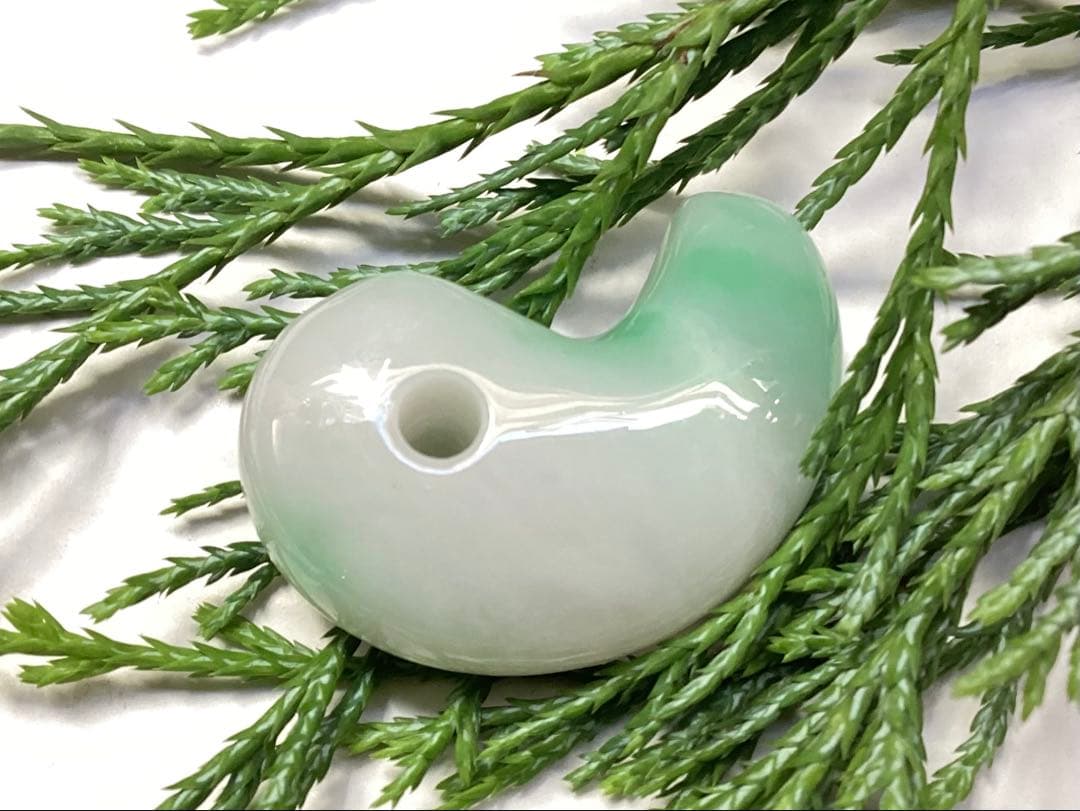 ✳ premiumシリーズ 本物の糸魚川翡翠 開運*摩訶不思議な勾玉 鑑別書付