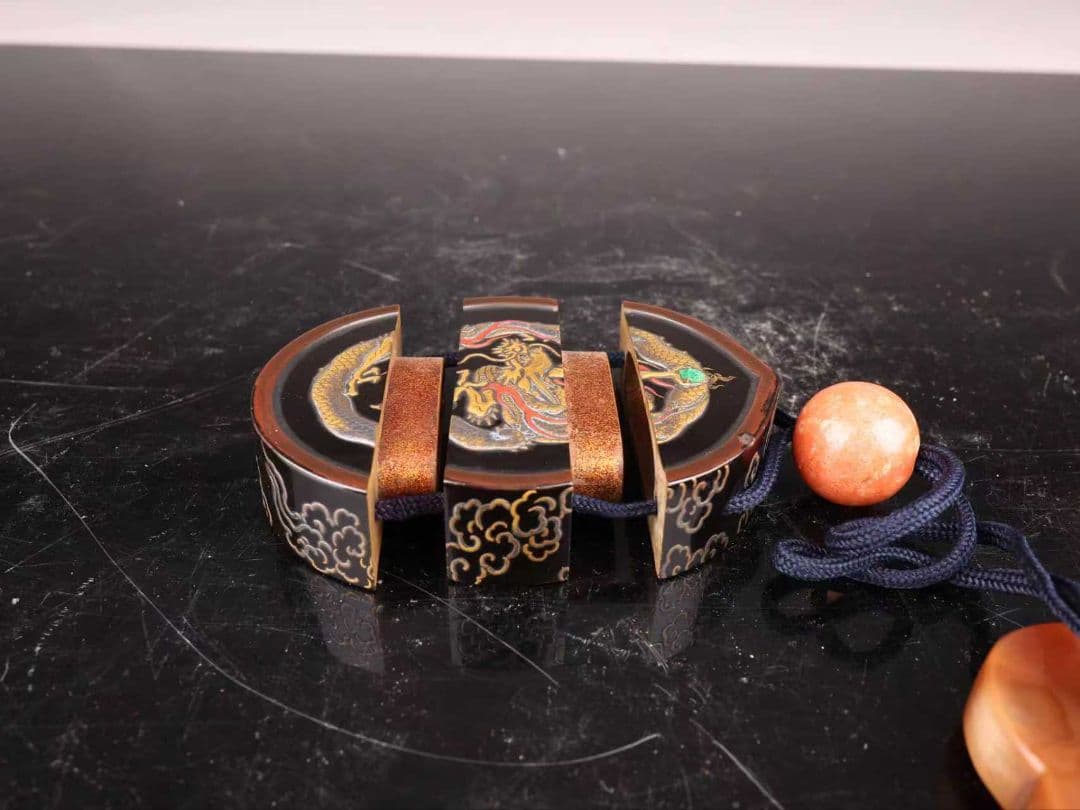 A91 【印籠】 時代漆芸 金彩蒔絵 龍紋 内梨地 丸根付 傷有