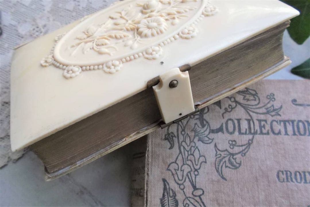 フランスアンティーク□アイボリーの表紙の祈祷書 花 古い本 セルロイド