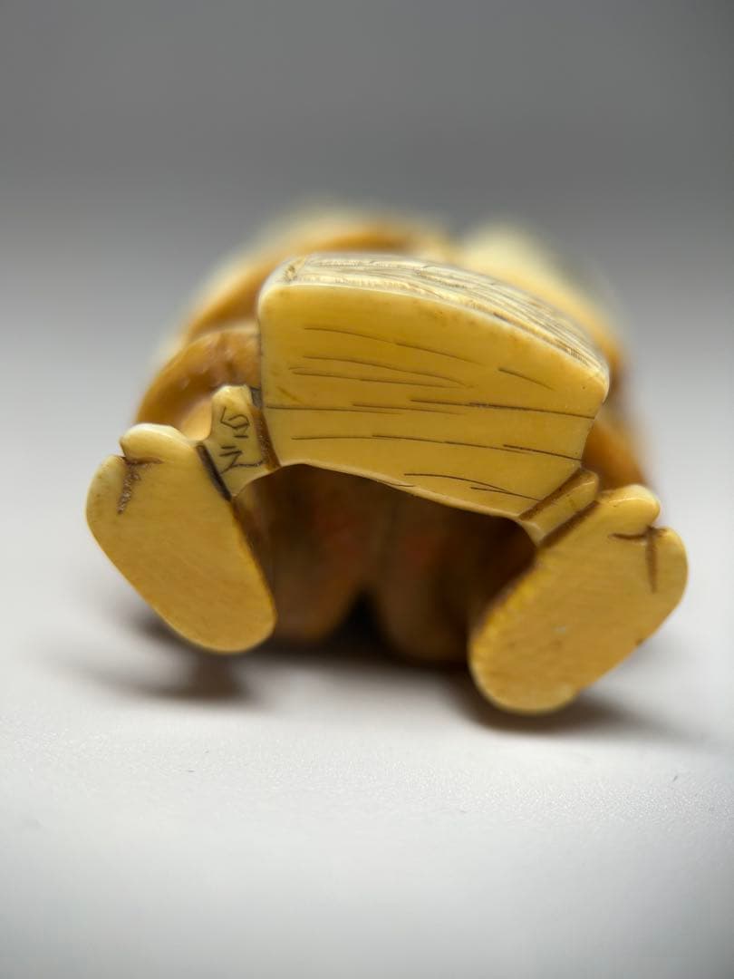 銘あり】時代物 根付 書を嗜む老人 牙 骨素材 骨董 精密彫刻 28g 2026