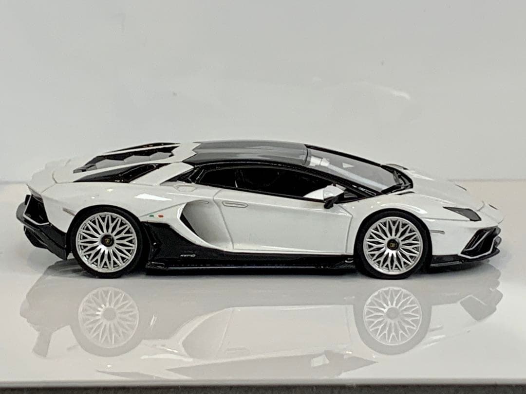 1/43 ランボルギーニ アヴェンタドール Ultimae Bianco Isi