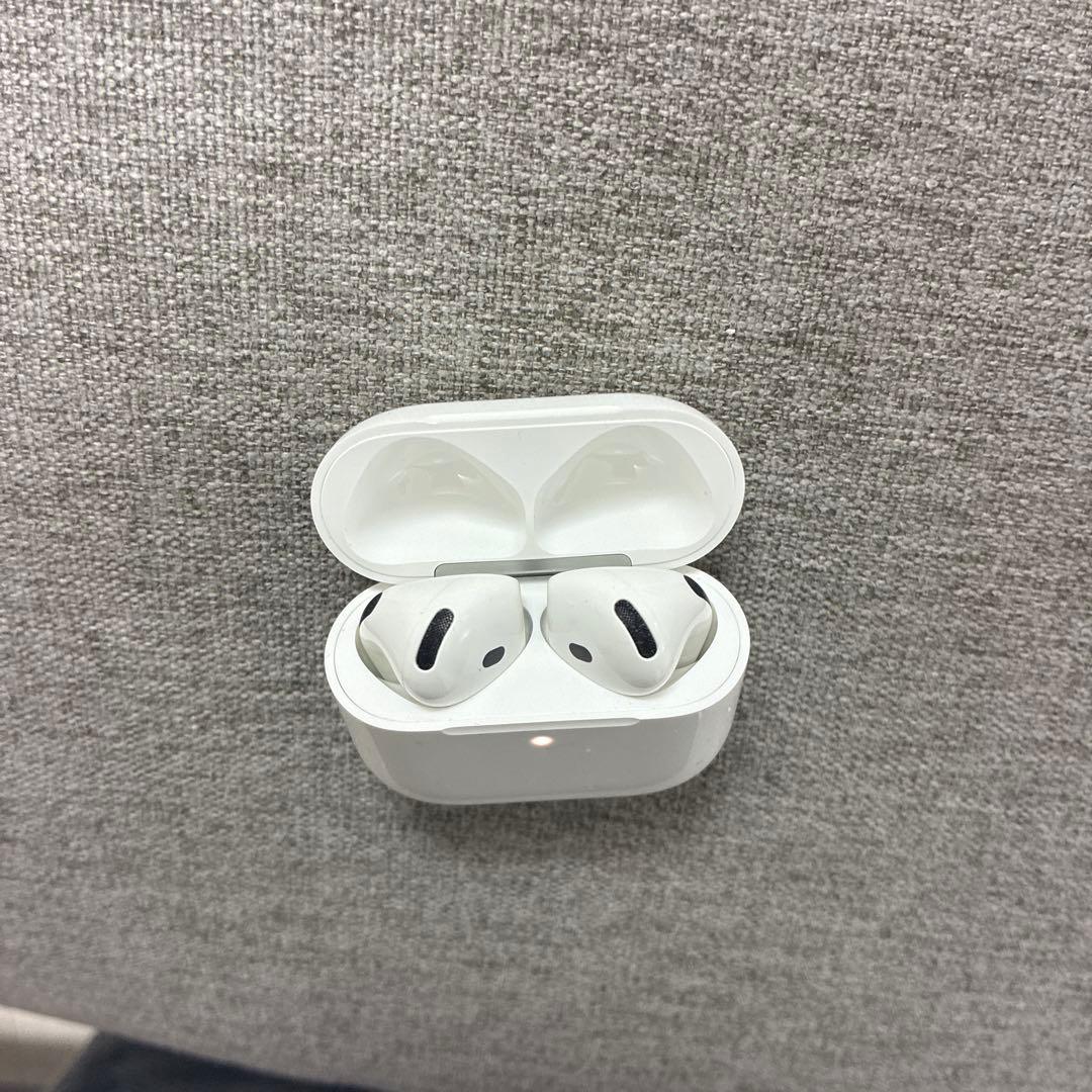 AirPods第4世代 本体 ホワイト 充電ケース付き AirPods4 - メルカリ