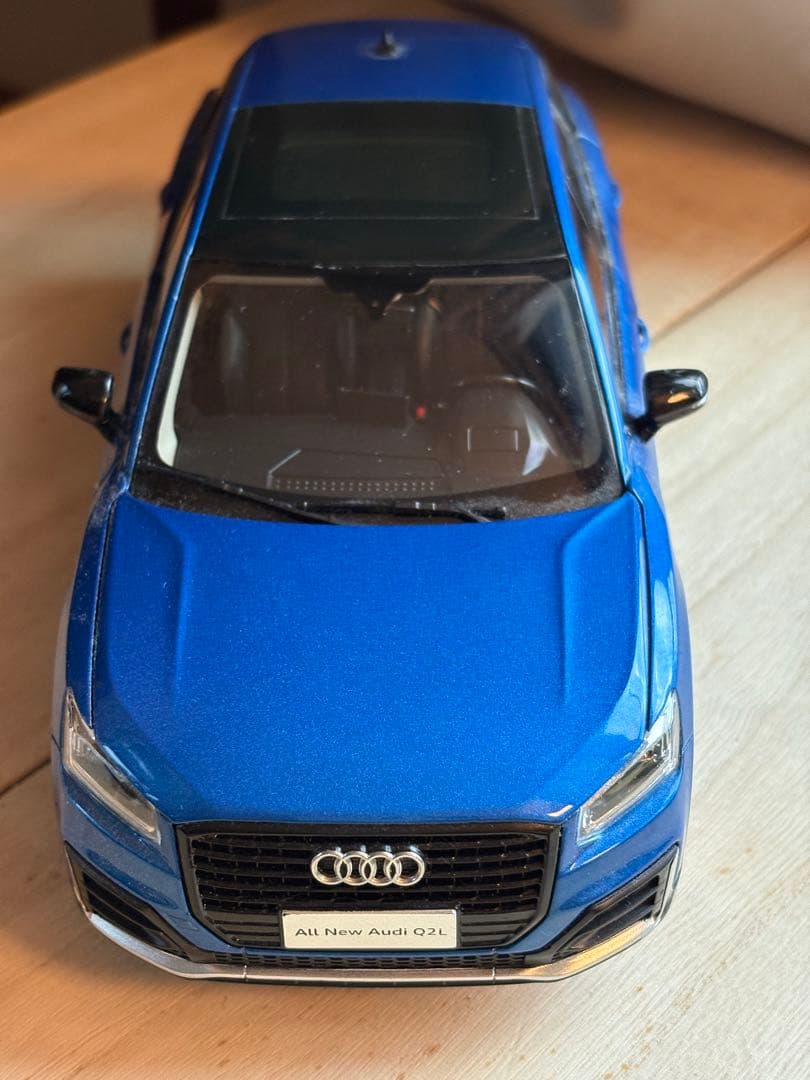 超美品❗️全開閉　希少Audi Q2L ミニカー 青色1/18