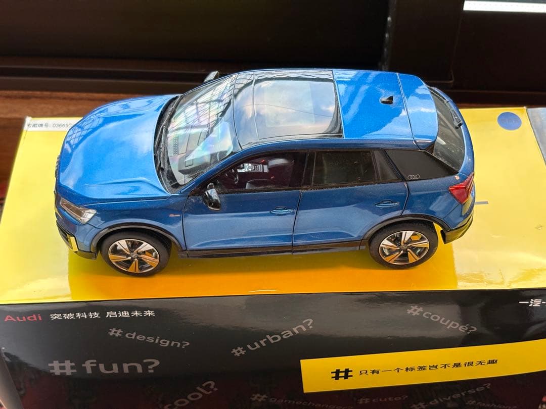 超美品❗️全開閉　希少Audi Q2L ミニカー 青色1/18