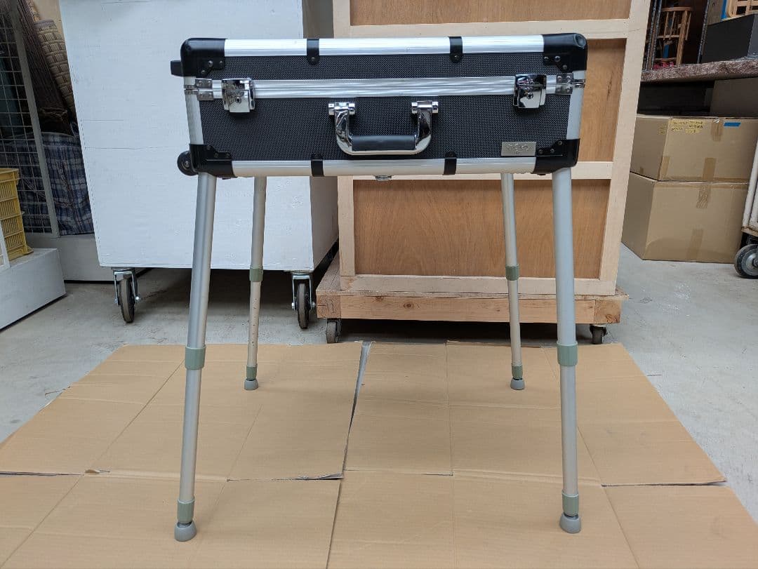 ジュラルミンケース　メイクボックス　LED照明女優ミラー付きメイクアップテーブル