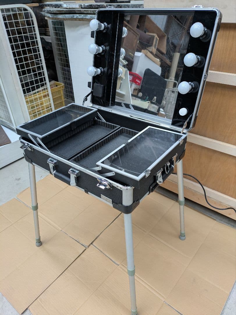 ジュラルミンケース　メイクボックス　LED照明女優ミラー付きメイクアップテーブル