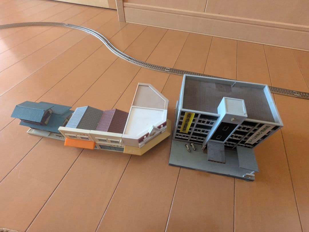 中古 Nゲージ オリジナルスターターセット レール+車両2種+建物付 豪華入門用