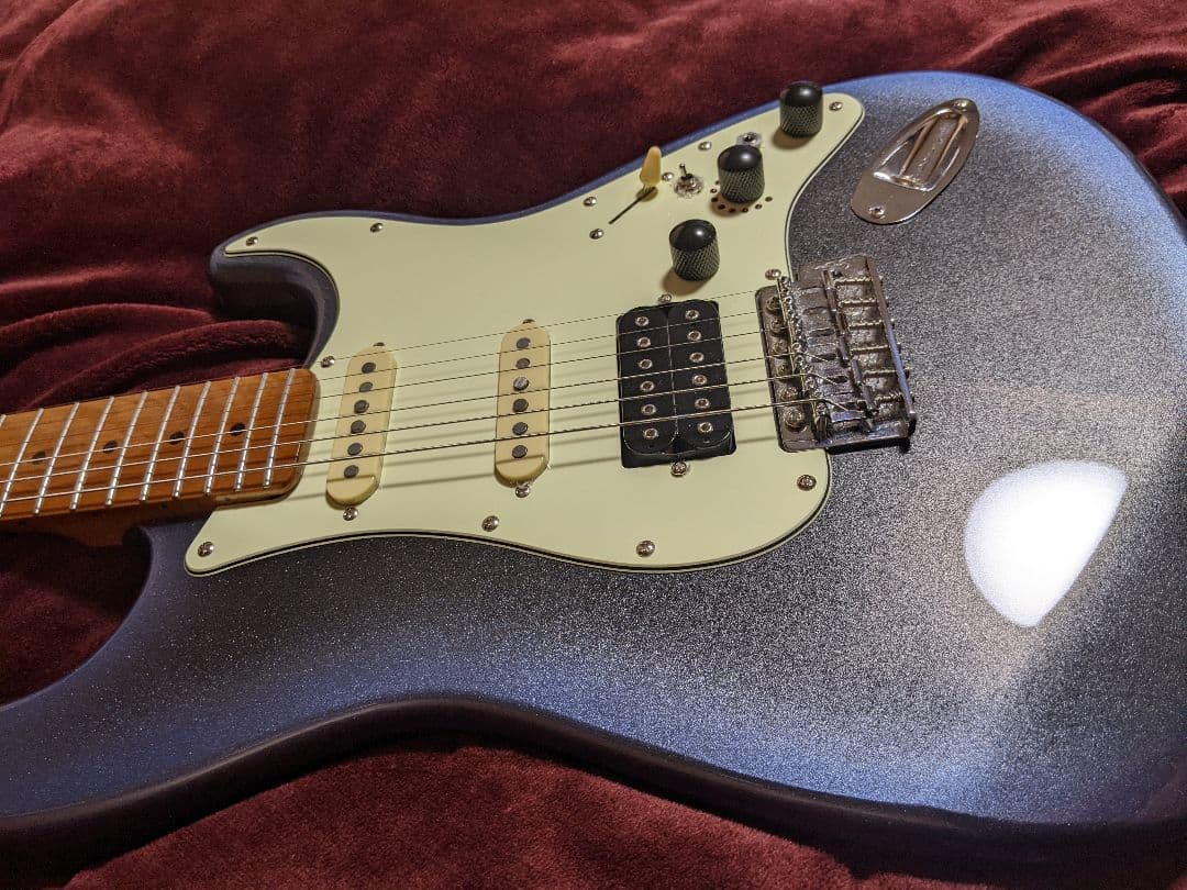 高品質アルダー材とローステッドメイプルネックを採用したプロ仕様の