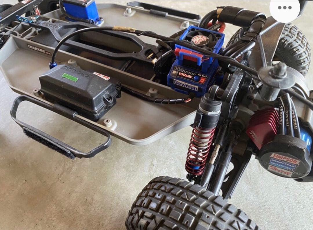 トラクサス 1/8 少し改造中です