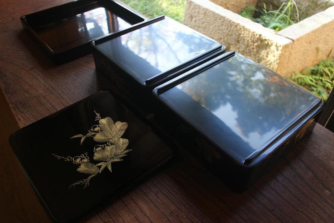 デッドストック！端正な内朱黒漆に優美な松竹梅沈金の輪島塗台付二段重（検重箱お重