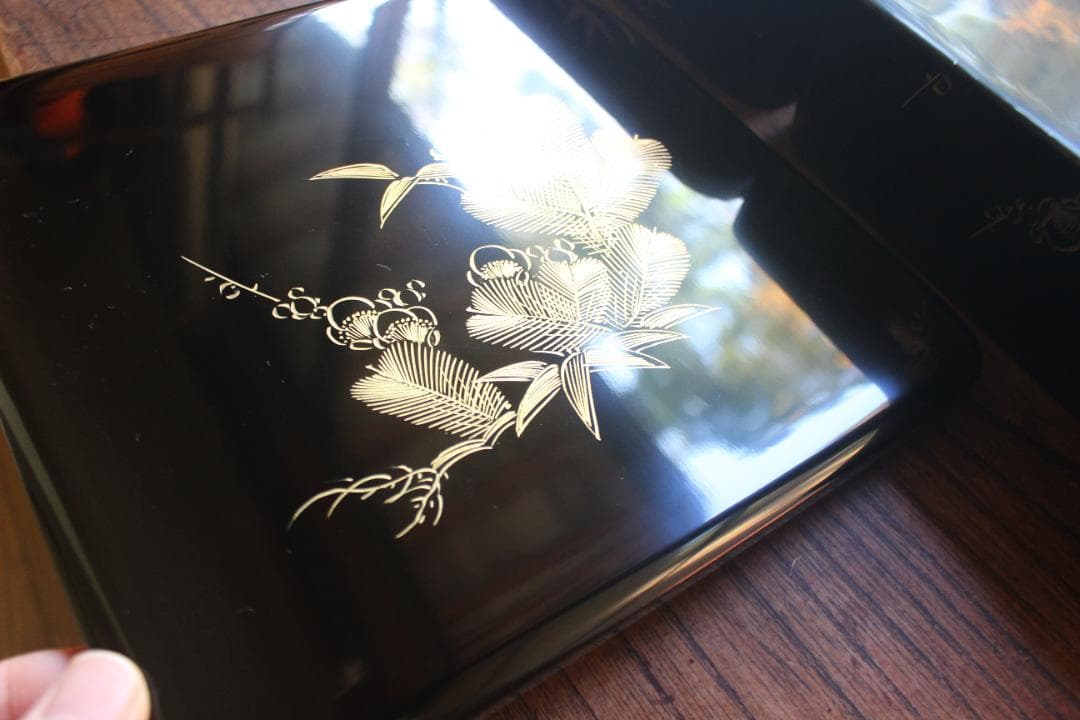 デッドストック！端正な内朱黒漆に優美な松竹梅沈金の輪島塗台付二段重（検重箱お重