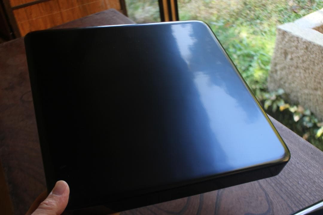 デッドストック！端正な内朱黒漆に優美な松竹梅沈金の輪島塗台付二段重（検重箱お重