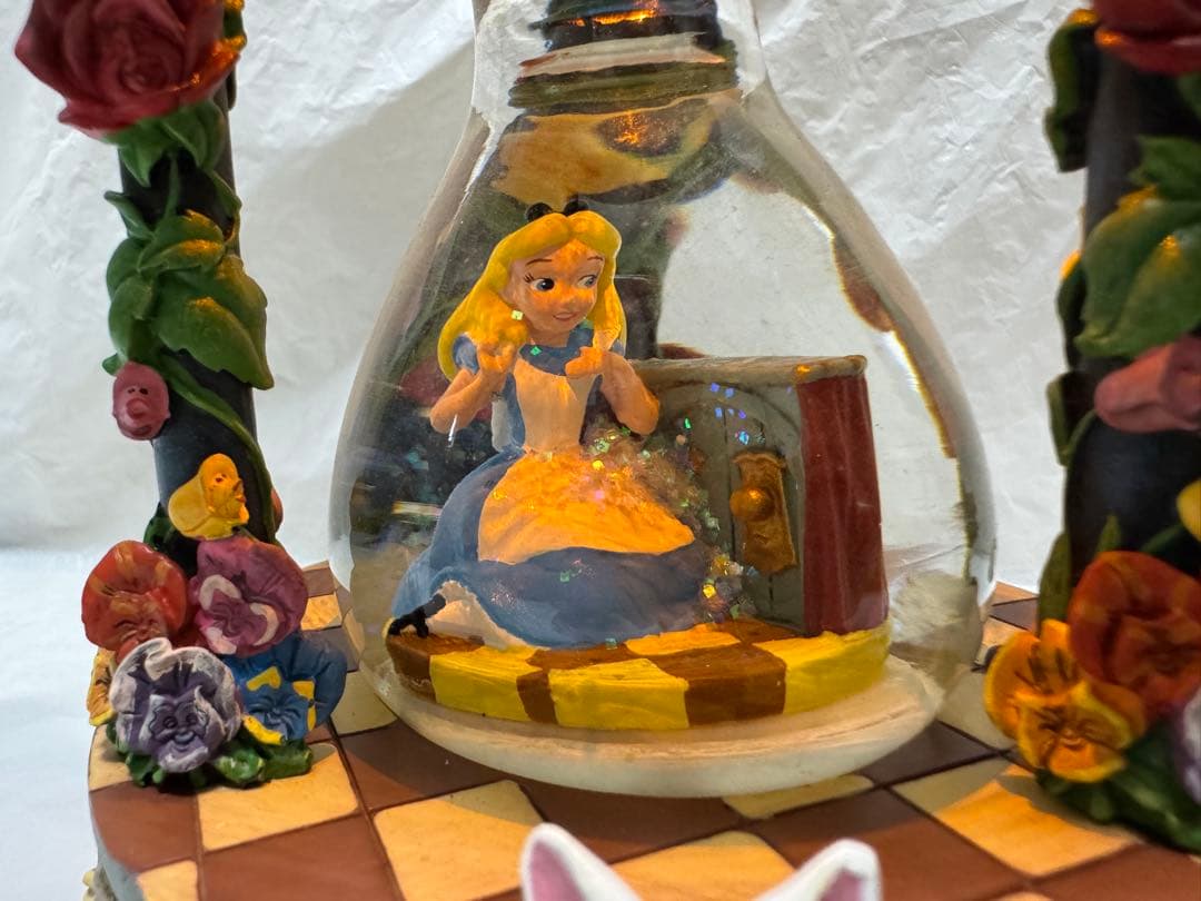 ディズニー 不思議の国のアリス 砂時計型ライトアップ オルゴール付スノーグローブ
