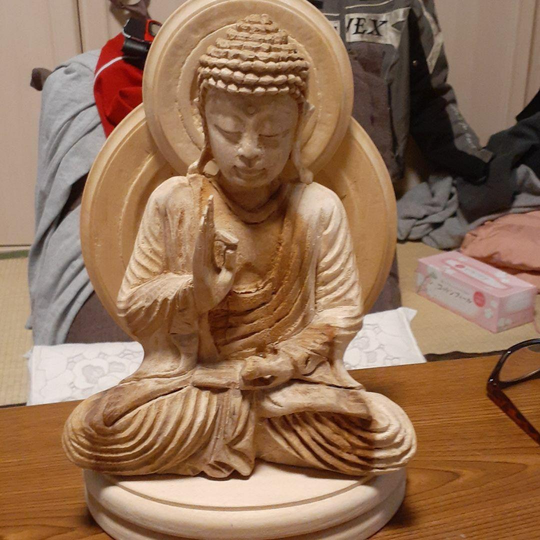 伝統法流血脈を相承した者が一刀三礼の祈りで刻んだ仏像です。