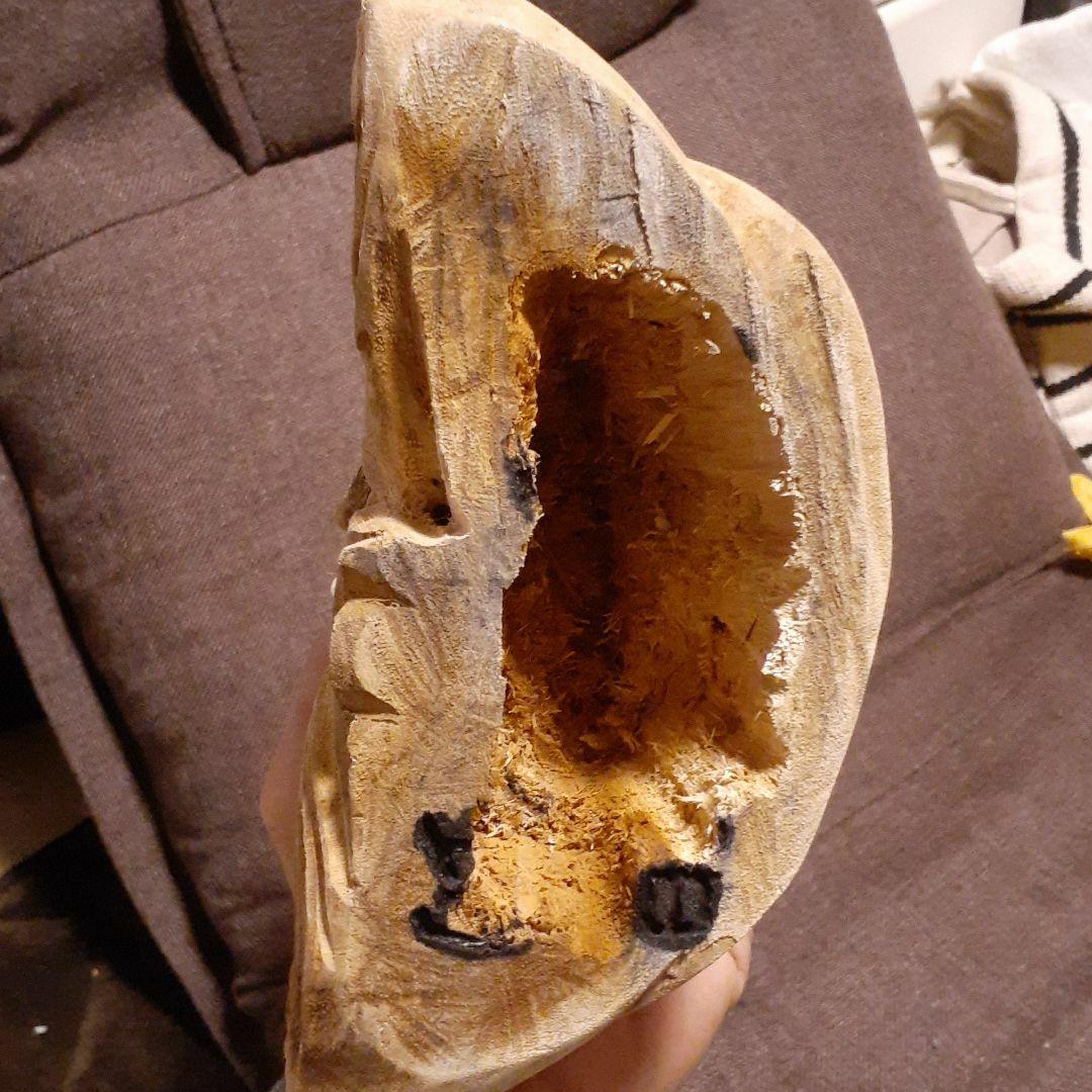 伝統法流血脈を相承した者が一刀三礼の祈りで刻んだ仏像です。