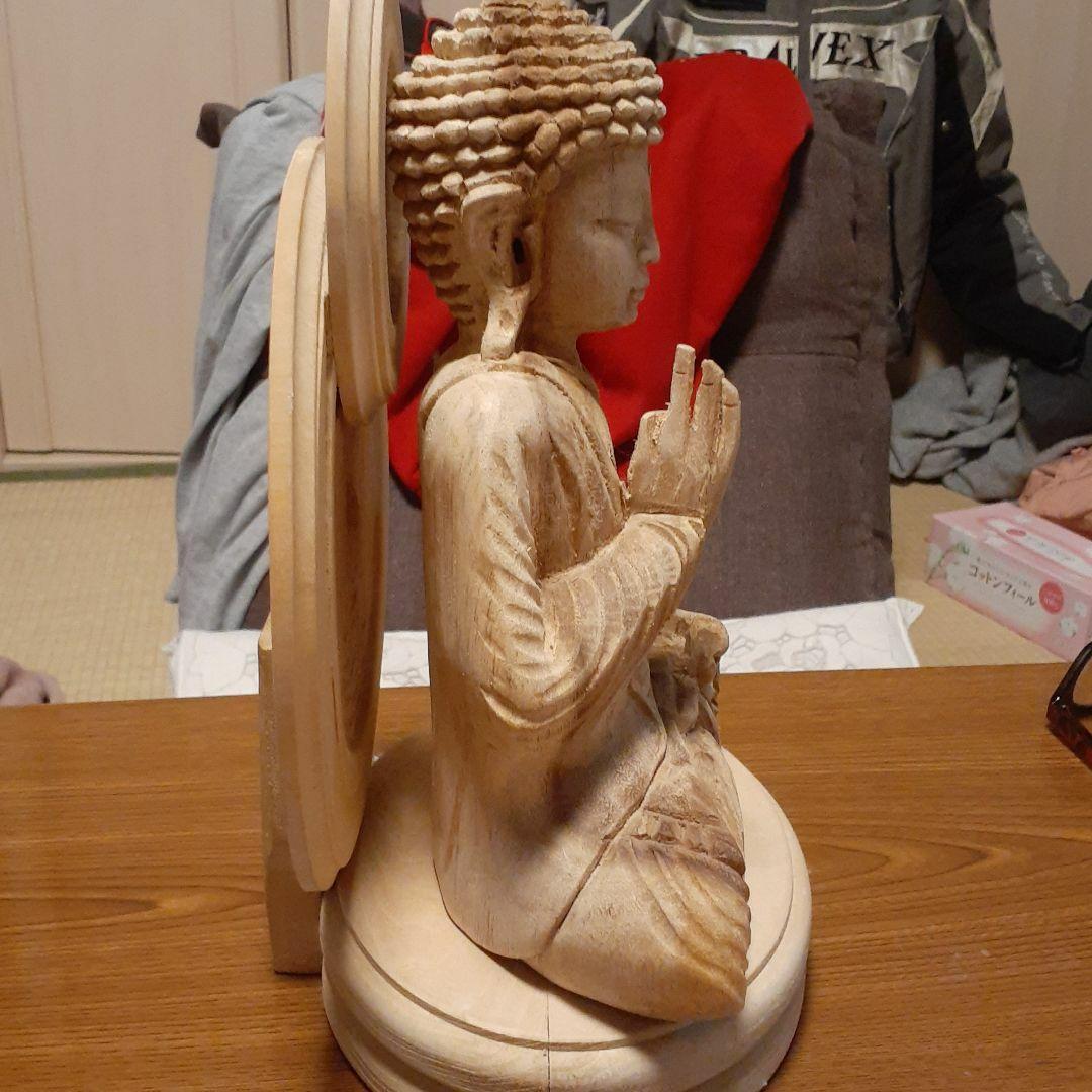 伝統法流血脈を相承した者が一刀三礼の祈りで刻んだ仏像です。